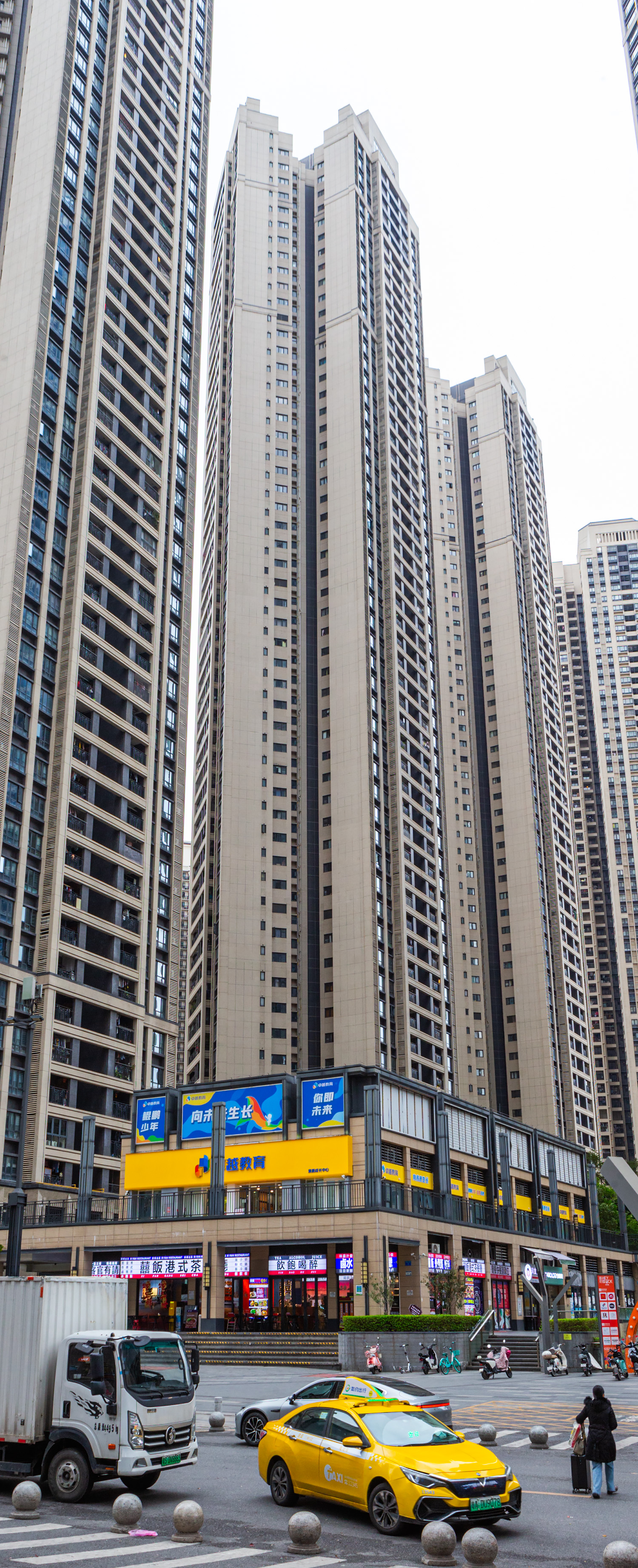 Zhonghai Huawan Apartments Tower C7 - View from the northeast 