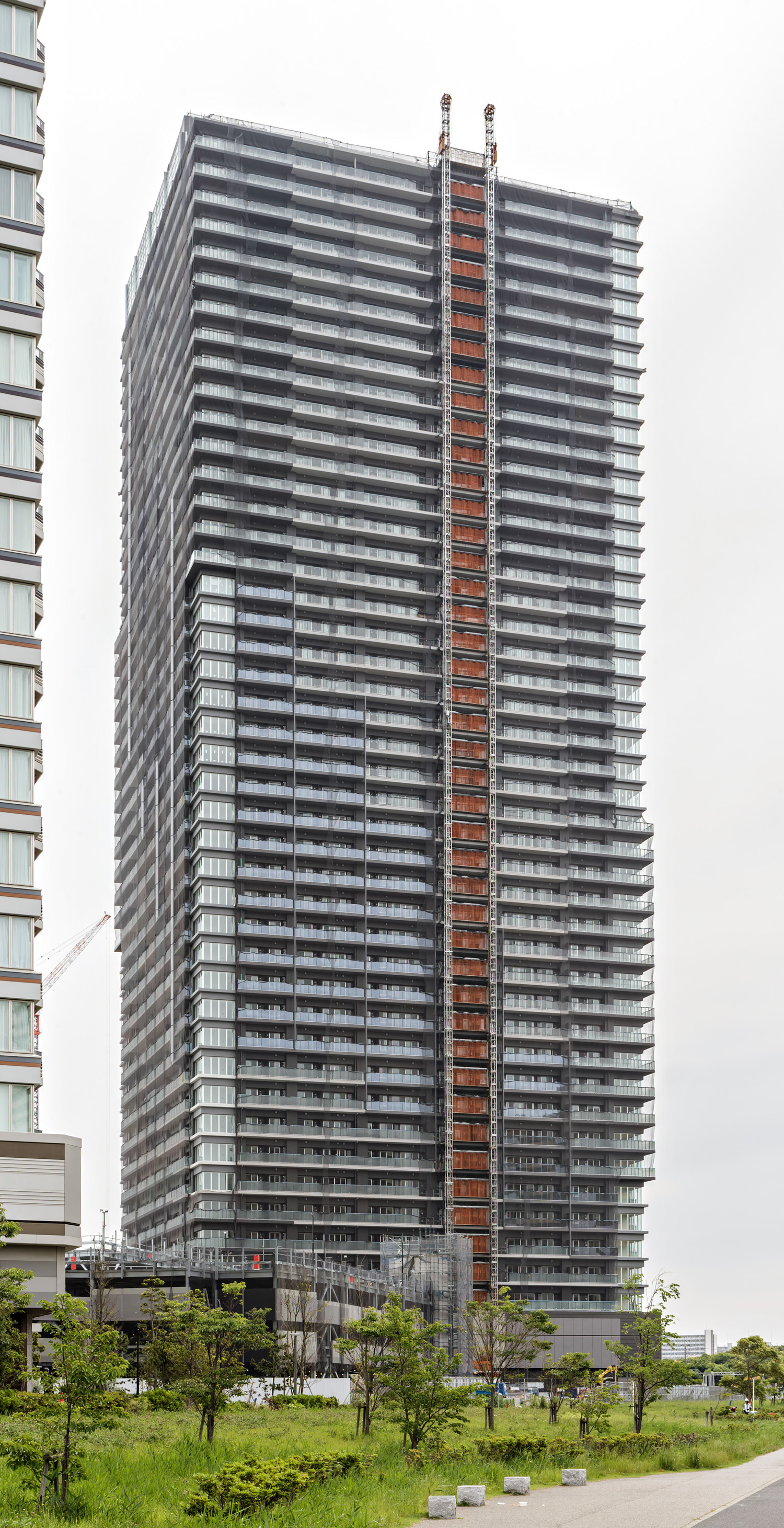 Makuhari Bay Park Mid Square Tower - View from the west 