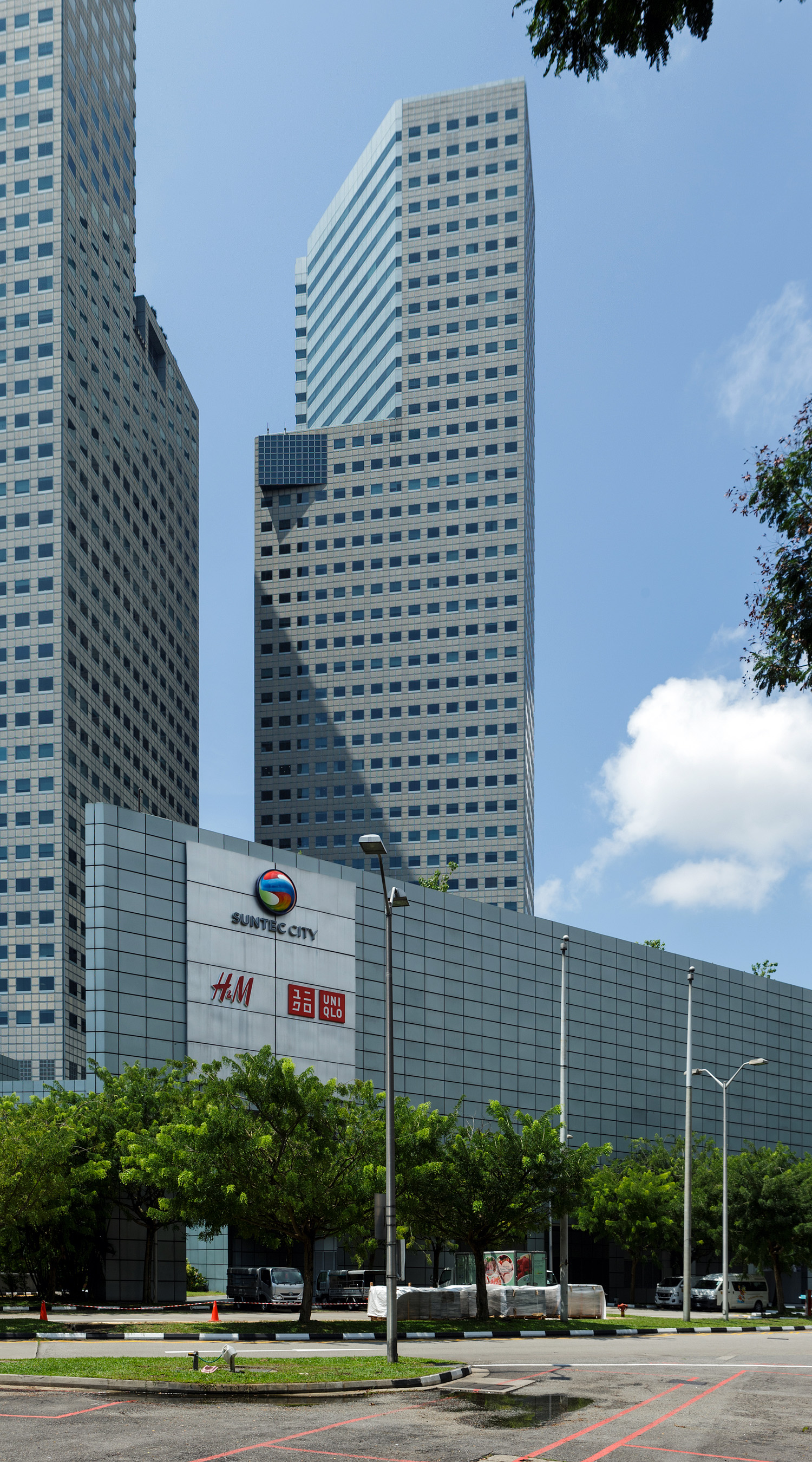 Suntec Tower 1 - View from the north 