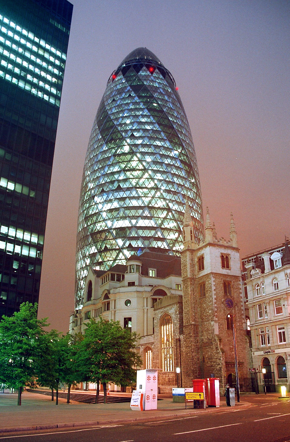 30 St Mary Axe - Night view from Leadenhall Street 