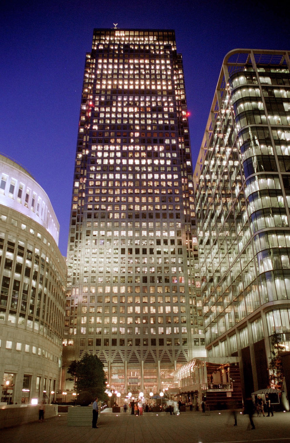 One Canada Square - Night view from the south 